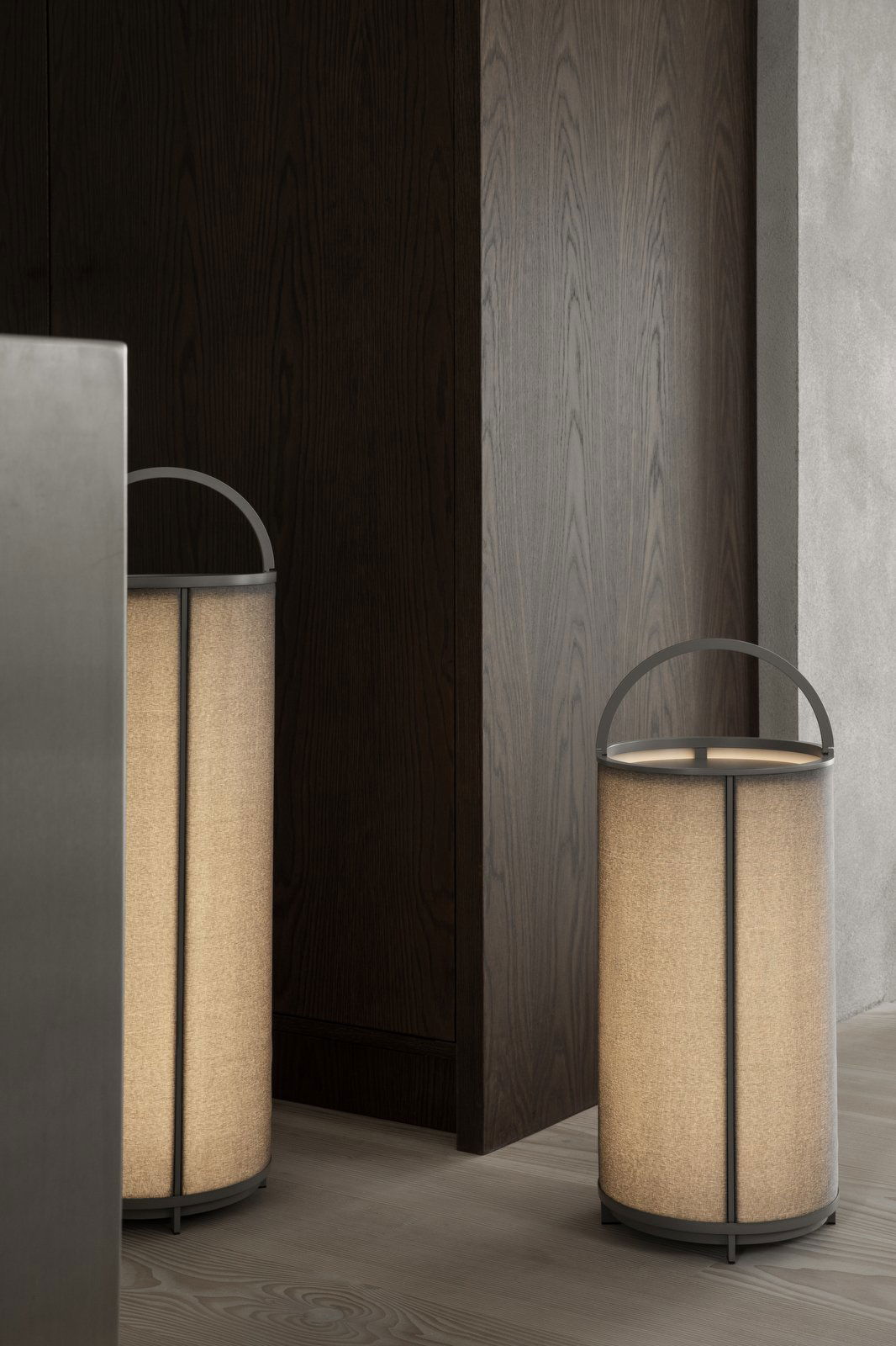 Elegante moderne Laternen mit Stoffschirmen in einem stilvollen Innenraum.