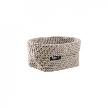 Beige geflochtener Aufbewahrungskorb mit einem Etikett der Marke Biomu.
