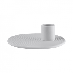 Minimalist weißer Kerzenhalter aus Keramik auf einem runden strukturierten Sockel.
