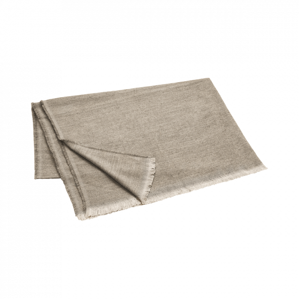 Neutralbeige Leinenstoff ordentlich gefaltet auf einem weißen Hintergrund für Inspiration zur Wohnraumdekoration.