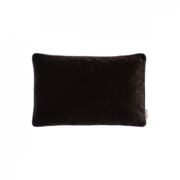 Weiches schwarzes dekoratives Kissen mit einer luxuriösen Samttextur und abgerundeten Kanten.