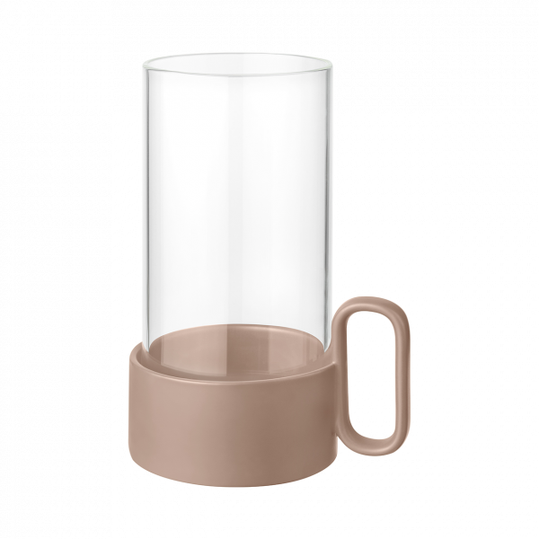 Moderner Glasbecher mit einem eleganten beigen Sockel und Griff, perfekt für stilvolle Getränke.