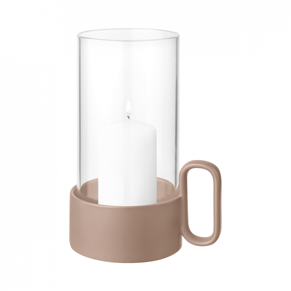 Eleganter Glas-Teelichthalter mit einer weißen Kerze in einem stilvollen taupefarbenen Sockel.