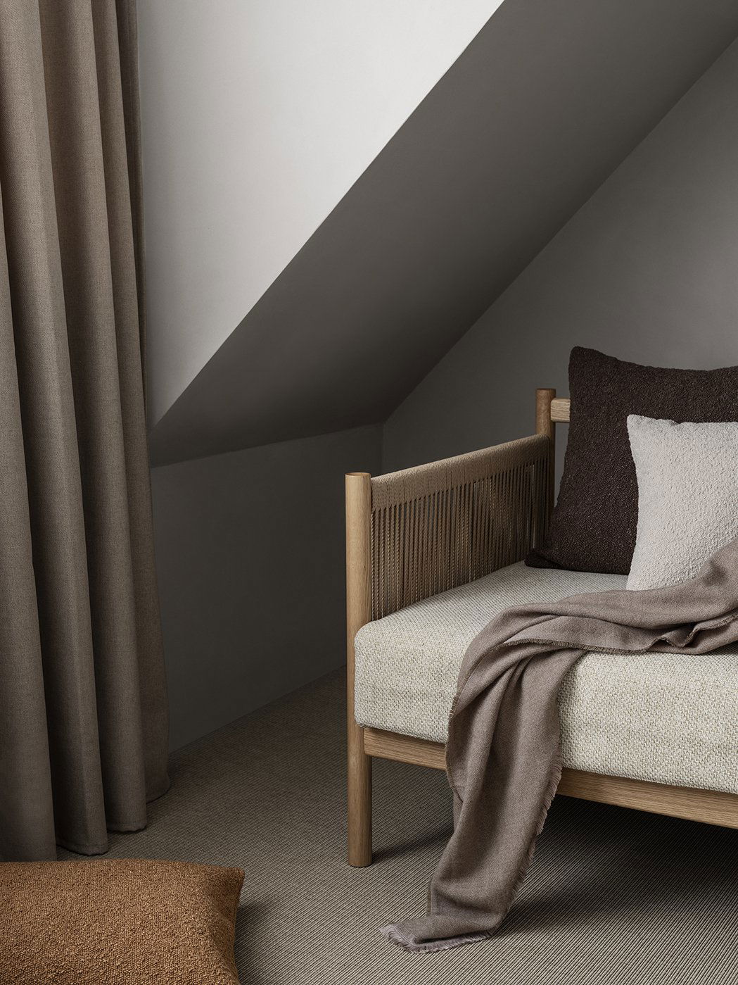 Gemütliche Ecke mit einem minimalistischen Bett, neutralen Tönen und sanften Texturen in einem modernen Interieur.