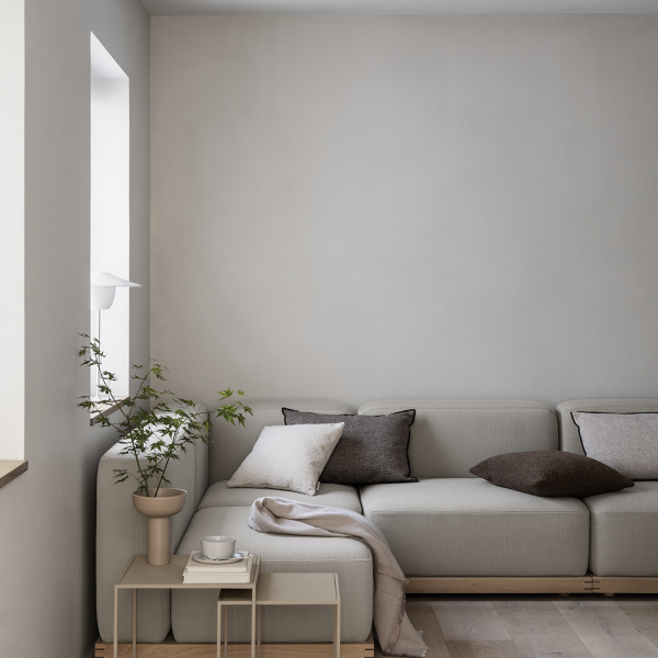 Gemütliches Wohnzimmer mit modernem neutralem Dekor, stilvollem Sofa und natürlichem Licht.