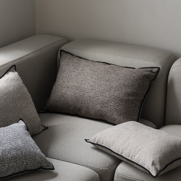Elegante graue Kissen auf einem modernen Sofa, die zeitgemäße Wohnkultur aufwerten.