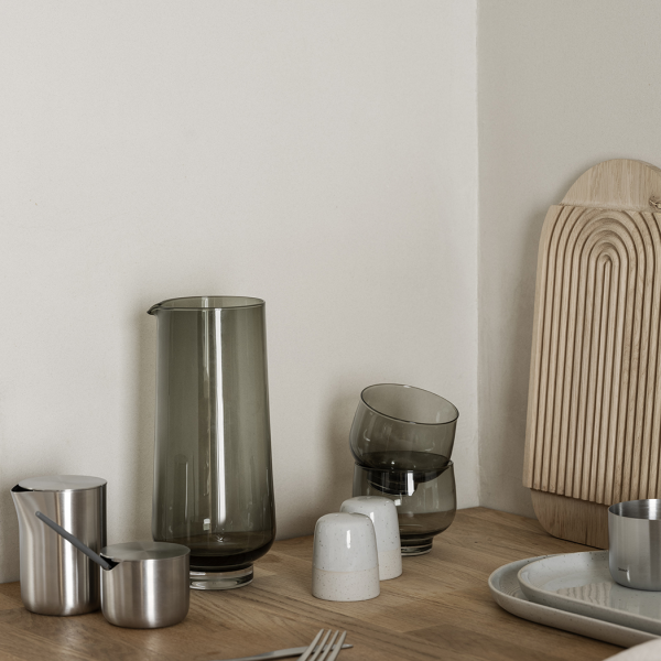Moderne Küchentheke mit eleganten Gläsern und minimalistischem Geschirr.