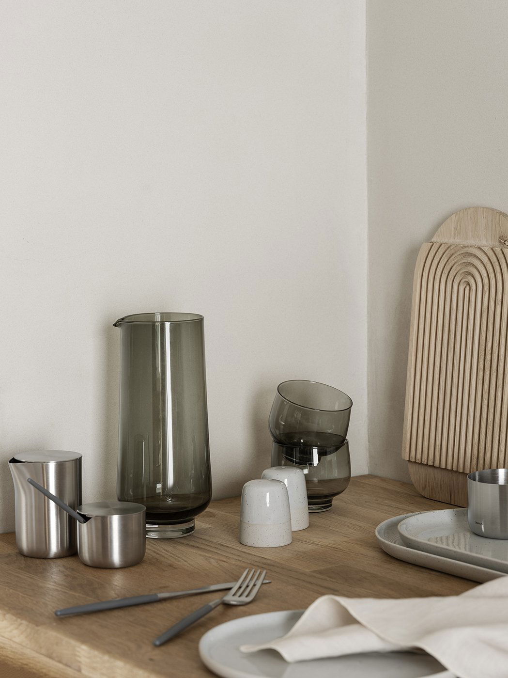 Moderne Küchentheke mit eleganten Gläsern und minimalistischem Geschirr.