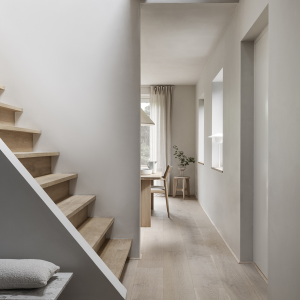 Helle moderne Flur mit Holztreppe und minimalistischer Dekoration.