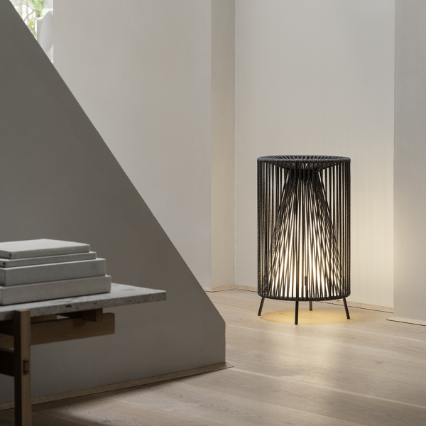 Moderne Rattanlampe, die einen minimalistischen Innenraum mit elegantem Design beleuchtet.
