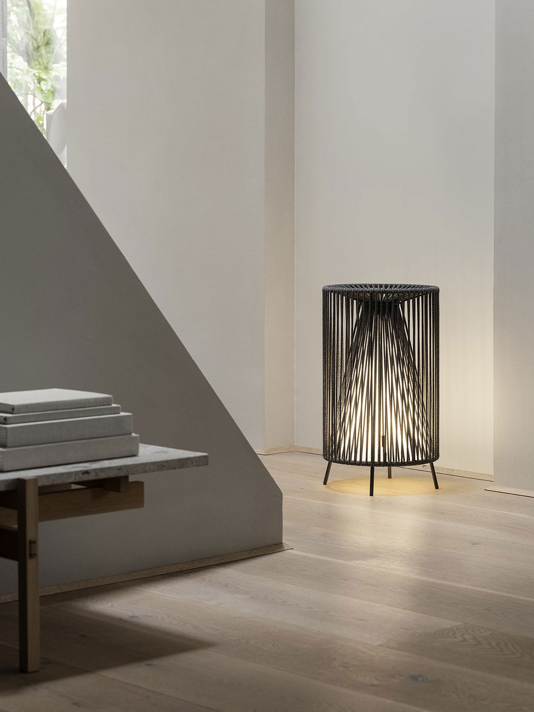Moderne Rattanlampe, die einen minimalistischen Innenraum mit elegantem Design beleuchtet.