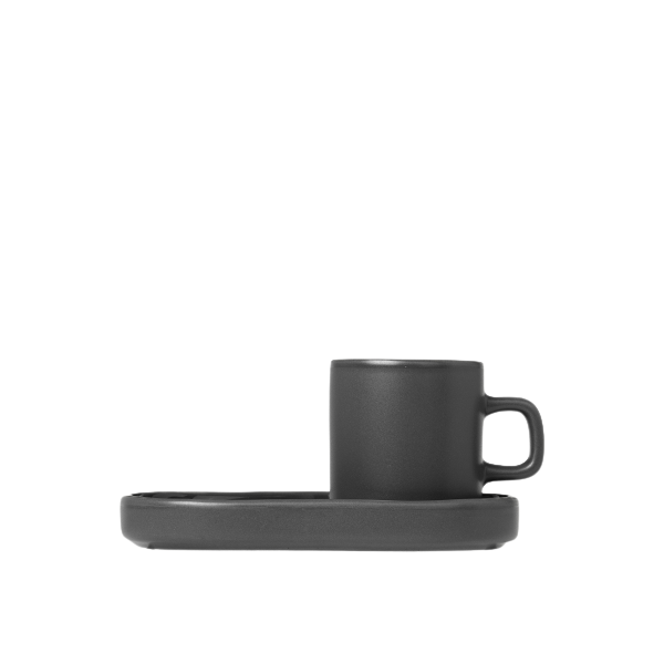 Minimalistische schwarze Kaffeetasse und Untertasse auf einem sauberen Hintergrund.