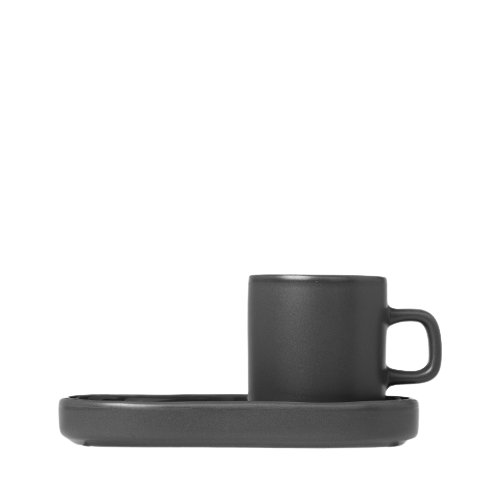 Minimalistische schwarze Kaffeetasse und Untertasse auf einem sauberen Hintergrund.