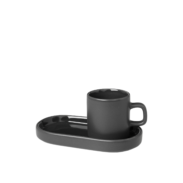 Minimalist schwarzer Kaffeebecher und Untertasse auf einem weißen Hintergrund.