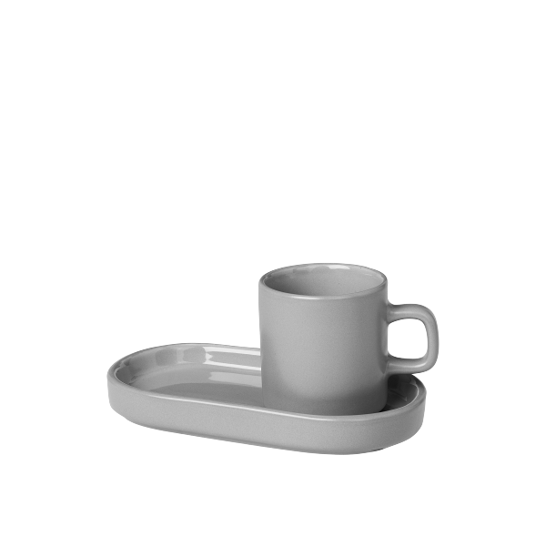 Minimalistischer grauer Keramikbecher und Untertasse auf einem einfachen Tablett, ideal für Kaffeeliebhaber.