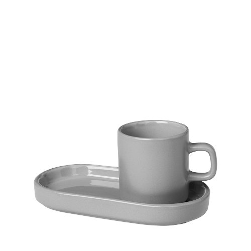 Minimalistischer grauer Keramikbecher und Untertasse auf einem einfachen Tablett, ideal für Kaffeeliebhaber.