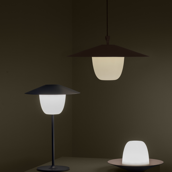 Moderne Pendel- und Tischlampen beleuchten einen gemütlichen, minimalistischen Innenraum.