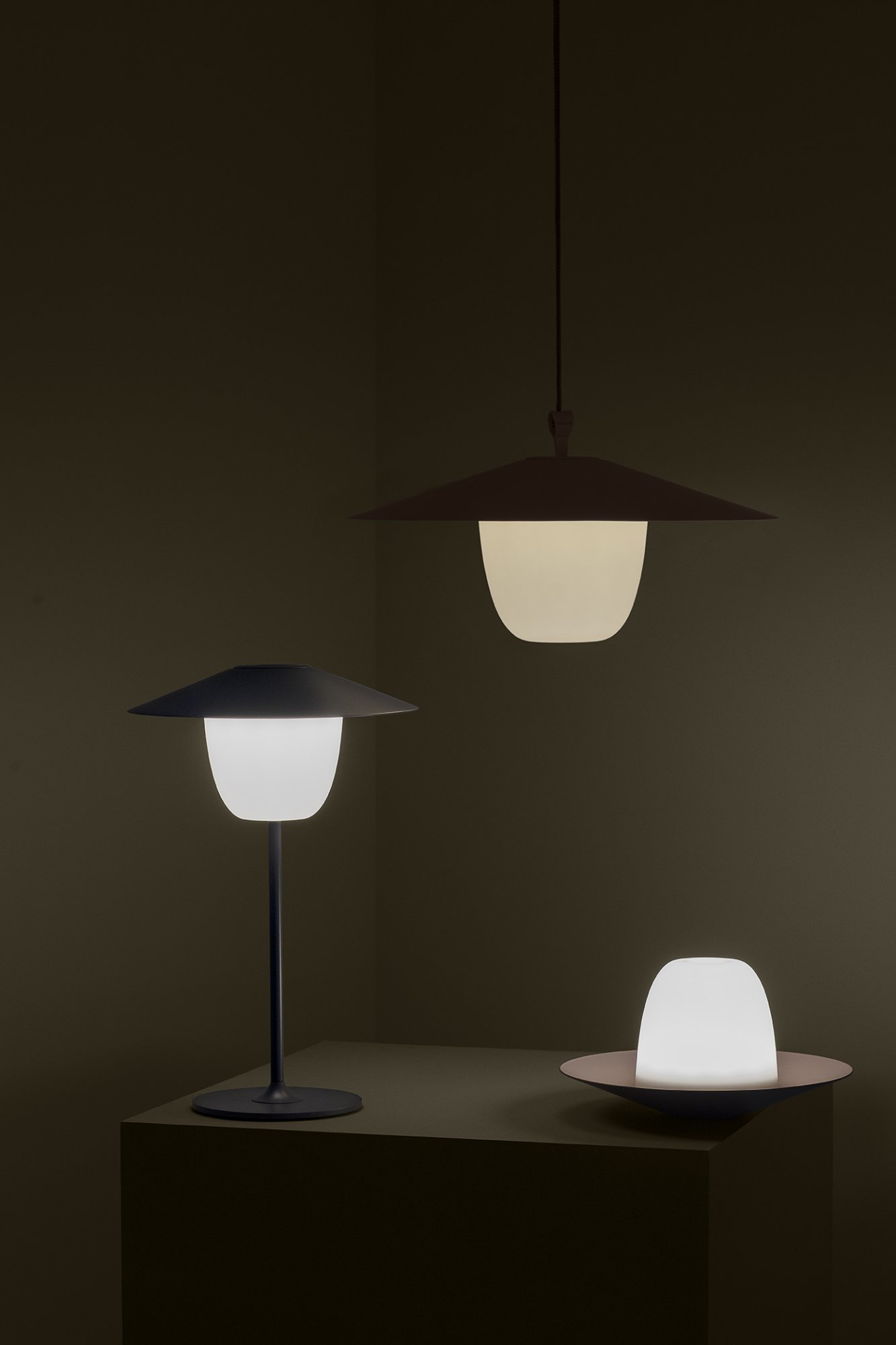 Moderne Pendel- und Tischlampen beleuchten einen gemütlichen, minimalistischen Innenraum.