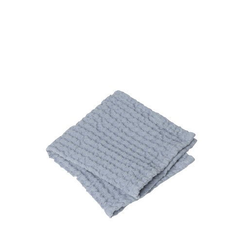 Gefaltetes blaues Baumwollstoffquadrat auf einem weißen Hintergrund.