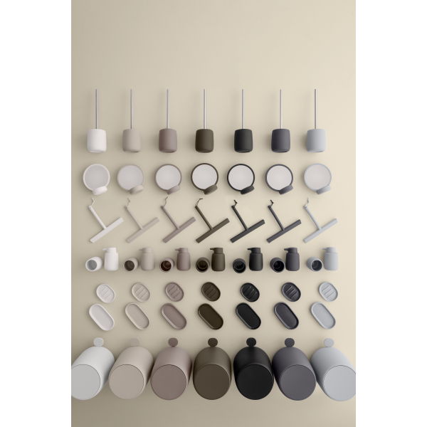 Moderne minimalistische Küchenutensilien in einer stilvollen Anordnung auf einem neutralen Hintergrund präsentiert.