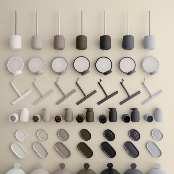 Moderne minimalistische Beleuchtungskörper, stilvoll auf einem neutralen Wandhintergrund angeordnet.