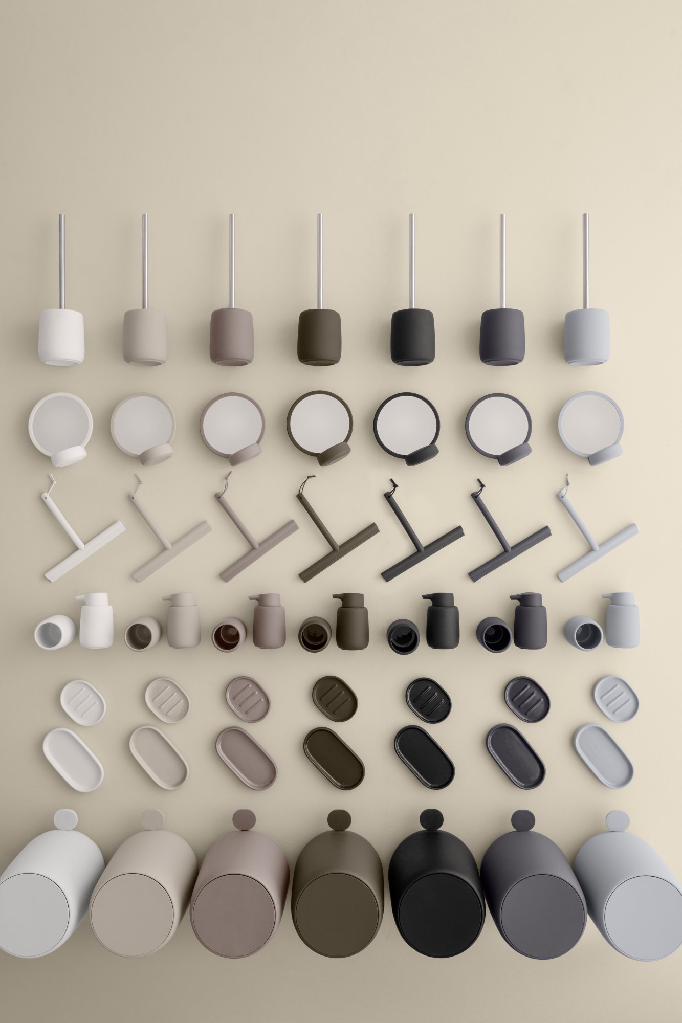 Moderne minimalistische Beleuchtungskörper, stilvoll auf einem neutralen Wandhintergrund angeordnet.