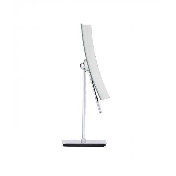 Moderne elegante Schreibtischlampe mit geschwungenem Design und Chromoberfläche auf einem stabilen Sockel.