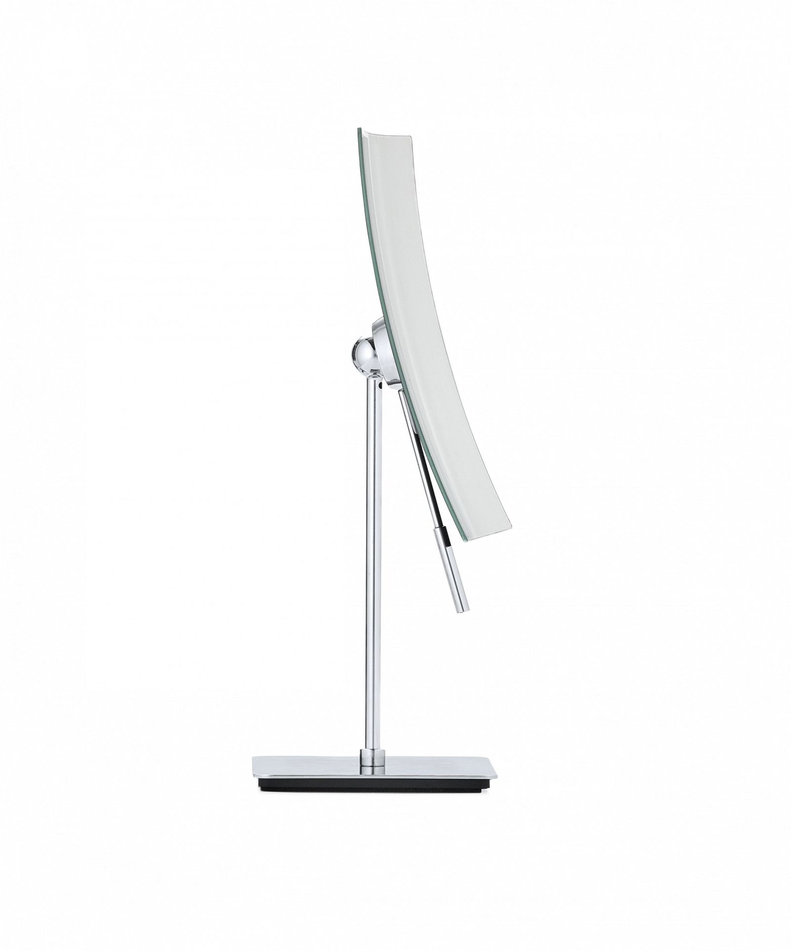 Moderne elegante Schreibtischlampe mit geschwungenem Design und Chromoberfläche auf einem stabilen Sockel.