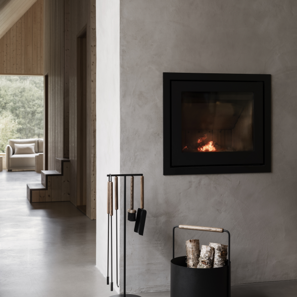 Moderner minimalistischer Wohnraum mit einem eleganten Kamin und einem gemütlichen Sitzbereich.