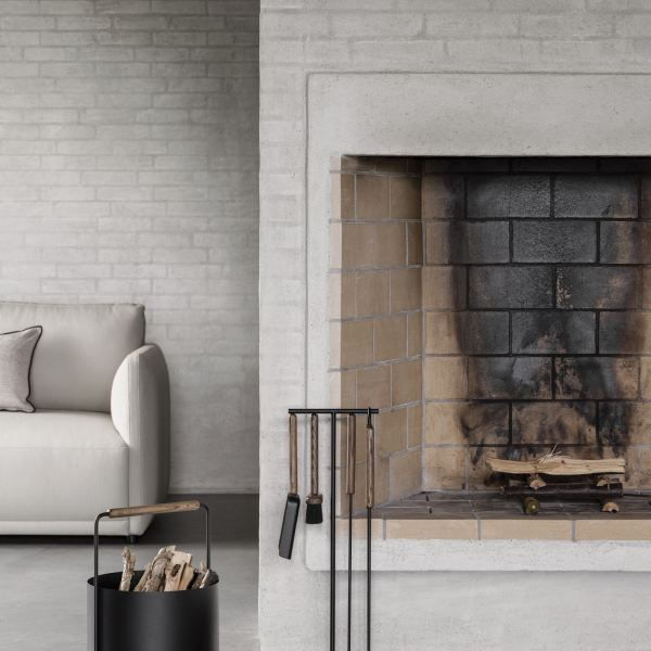 Moderner Wohnraum mit einem eleganten Kamin und minimalistischen Dekorelementen.