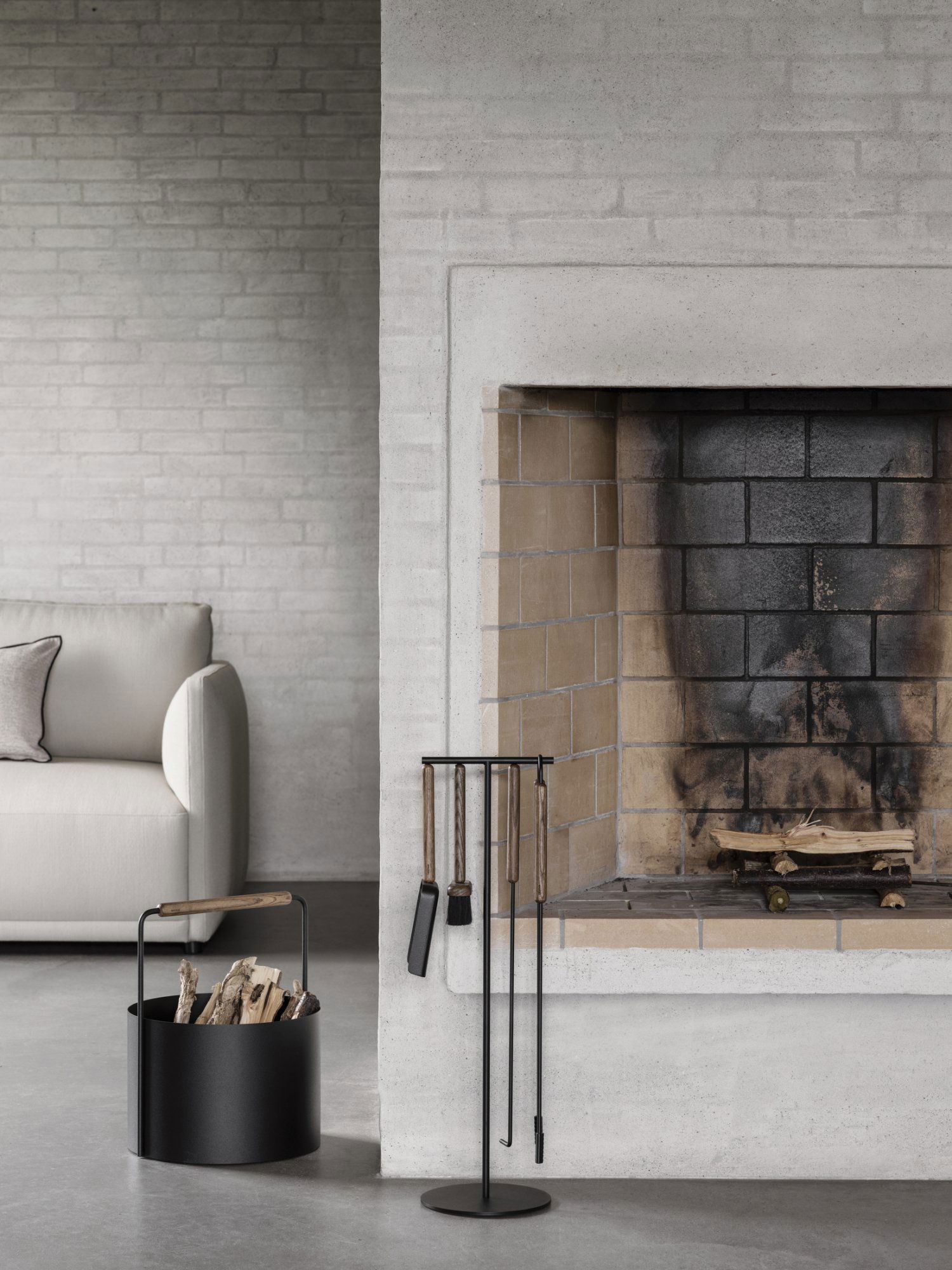 Moderner Wohnraum mit einem eleganten Kamin und minimalistischen Dekorelementen.
