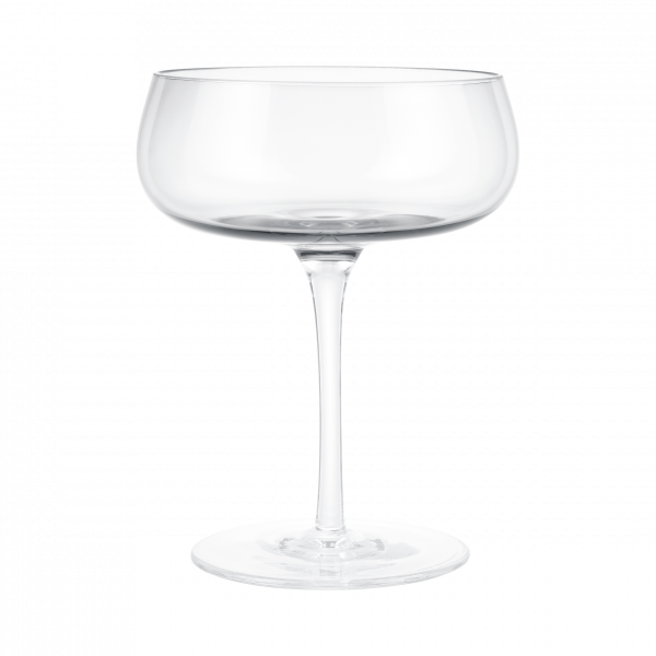 Elegantes klares Cocktailglas mit einer breiten Schale und schlankem Fuß auf schwarzem Hintergrund.
