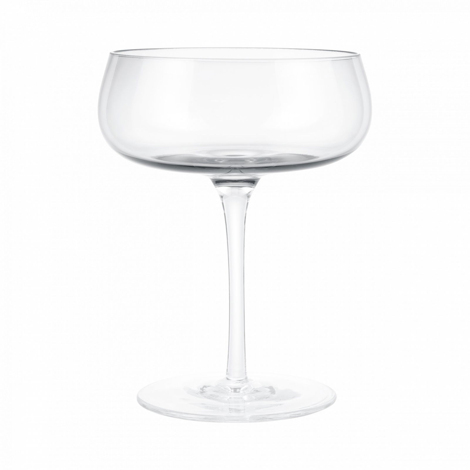 Elegantes klares Cocktailglas mit einer breiten Schale und schlankem Fuß auf schwarzem Hintergrund.