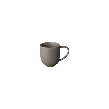 Handgefertigte graue Keramikbecher mit einem einfachen Design vor einem schwarzen Hintergrund.
