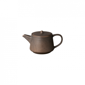 Klassische Keramikkanne mit minimalistischem Design und erdigen Tönen auf schwarzem Hintergrund.