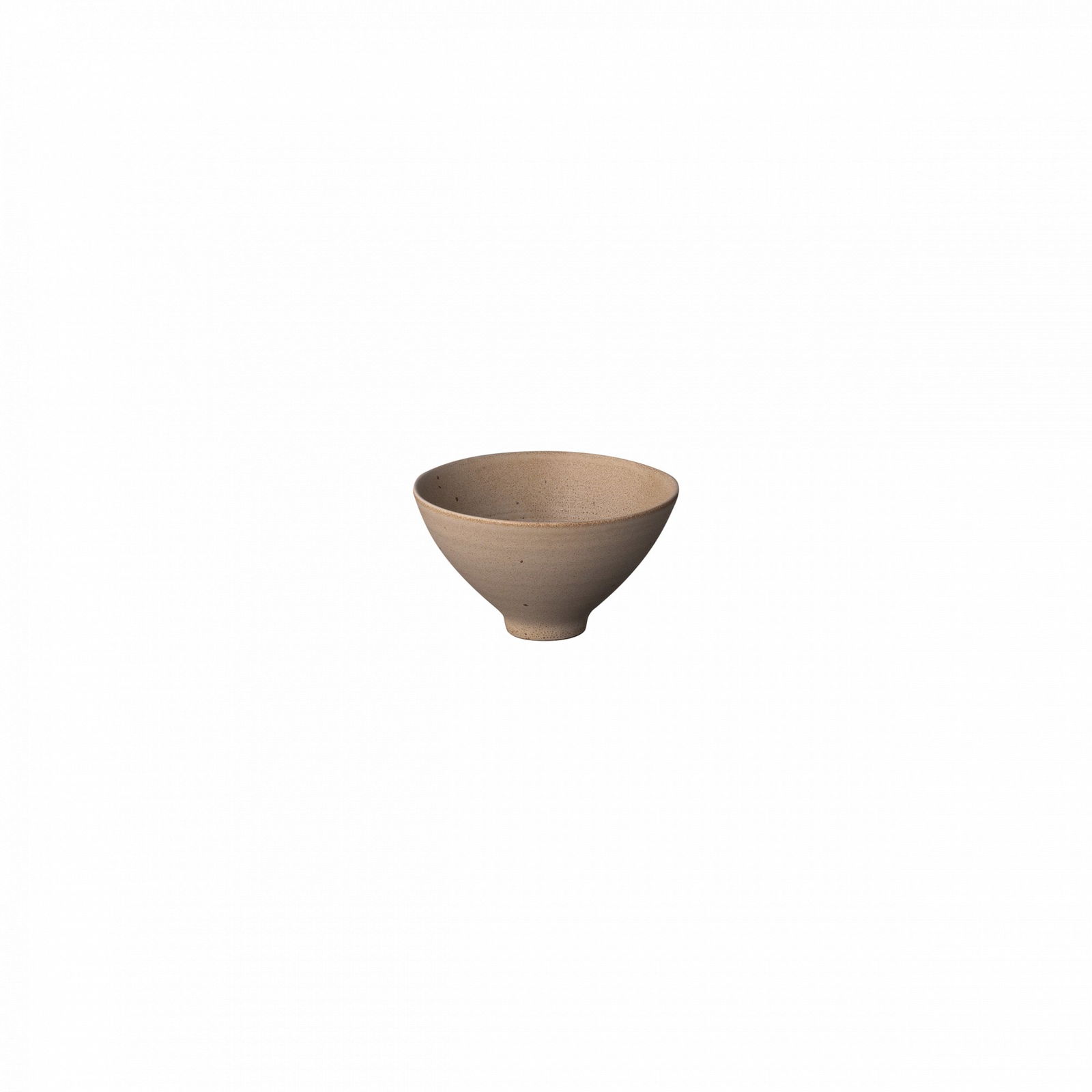Minimalistische Keramikschüssel auf schwarzem Hintergrund, die ihr einfaches Design präsentiert.
