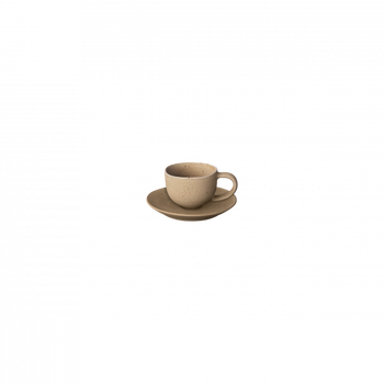 Minimalistische Keramiktasse mit Untertasse in neutralen Tönen auf einem dunklen Hintergrund.