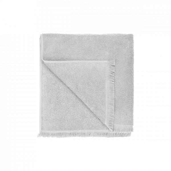 Weicher grauer Handtuch mit strukturiertem Finish und Fransenrand.