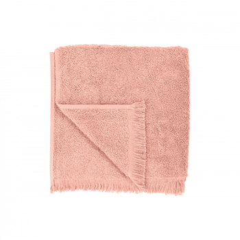 Weiches, pinkes Badetuch mit Fransen, perfekt um Ihrem Badezimmer einen Hauch von Stil zu verleihen.