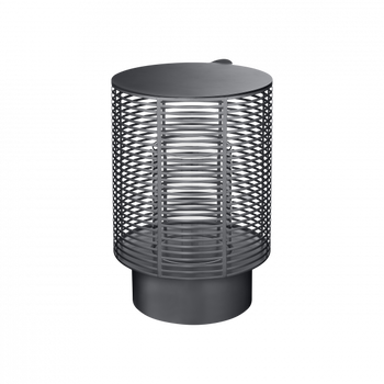 Moderne schwarze Tischlampe mit zylindrischem Design und gestreiftem Netzschirm.