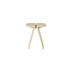 Minimalistischer Holzstuhl mit runder Sitzfläche und schrägen Beinen, perfekt für moderne Dekoration.