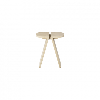 Minimalistischer Holzstuhl mit runder Sitzfläche und schrägen Beinen, perfekt für moderne Dekoration.