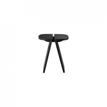 Schwarzer Holzhocker mit minimalistischem Design und zwei schrägen Beinen vor einem dunklen Hintergrund.