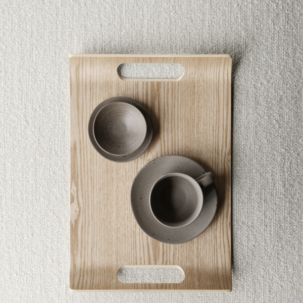 Minimalistische Holztablett mit einer Schüssel und einer strukturierten Kaffeetasse, ordentlich angeordnet.