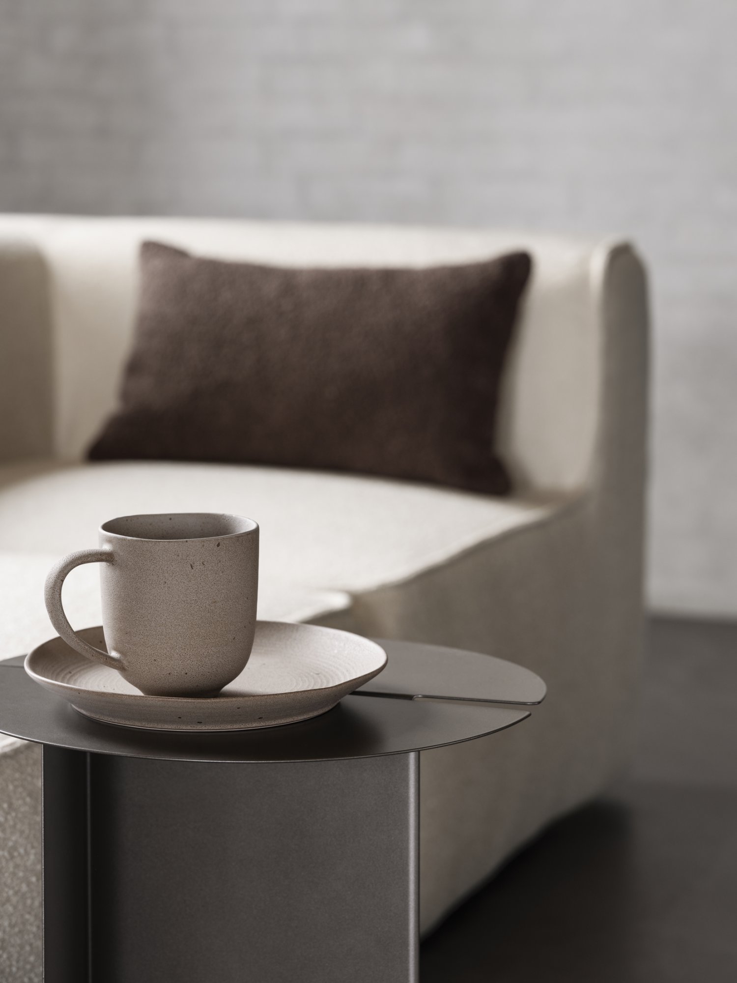 Gemütliche Wohnzimmerszene mit einem neutralen Becher und Teller auf einem eleganten Beistelltisch neben einem Sofa.