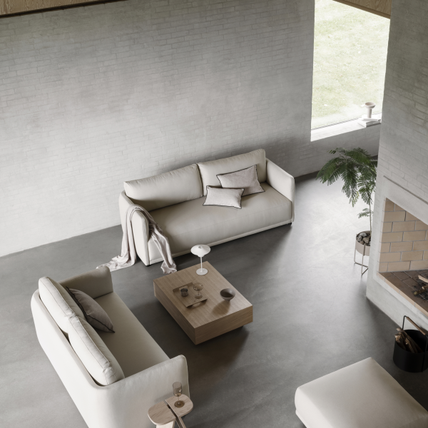 Moderner Wohnraum mit minimalistischen beigen Sofas, einem hölzernen Couchtisch und schicker Dekoration.