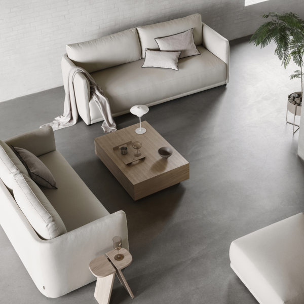 Modernes Wohnzimmer mit minimalistischen weißen Sofas und einem Holztisch.