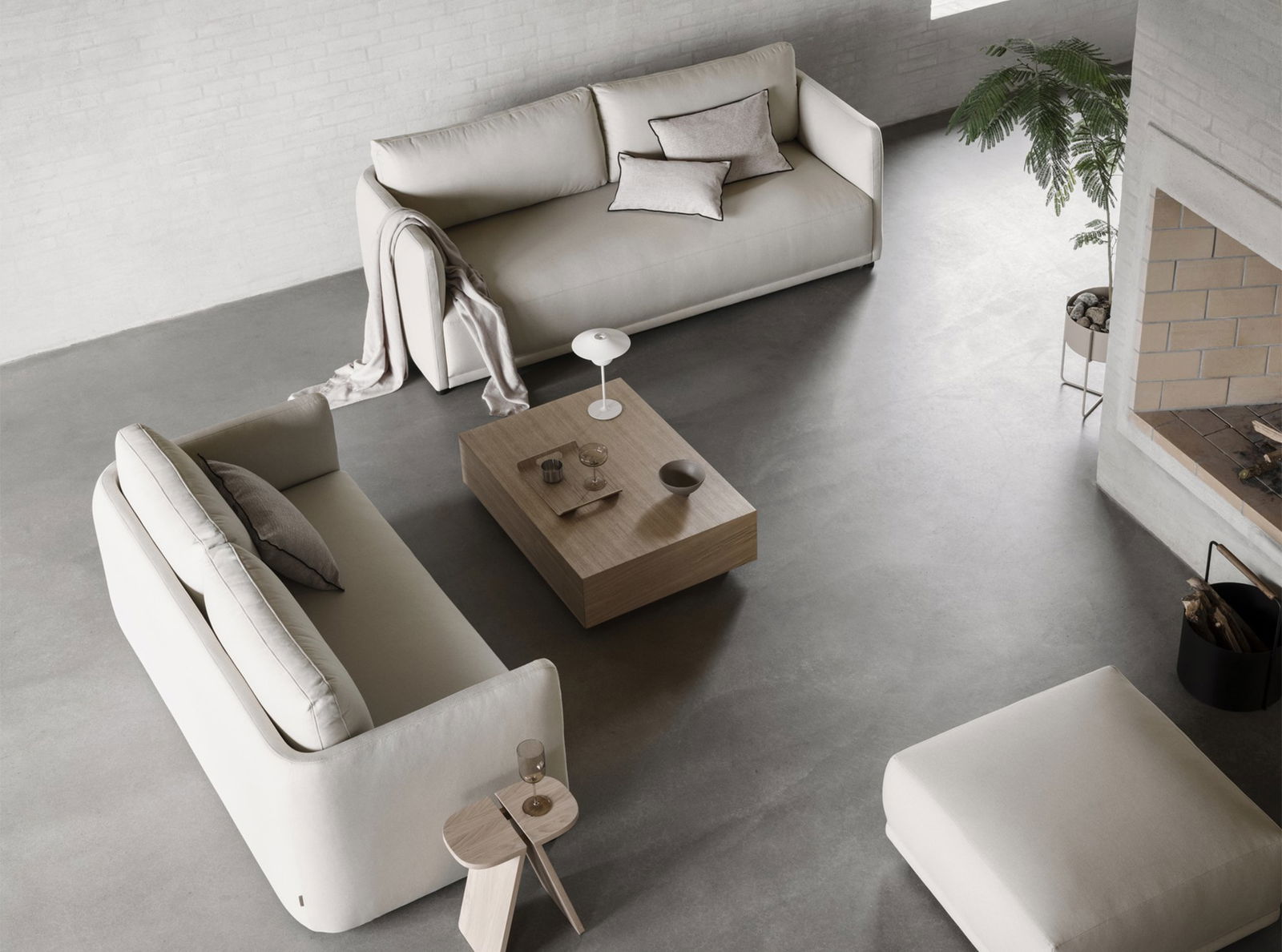Modernes Wohnzimmer mit minimalistischen weißen Sofas und einem Holztisch.