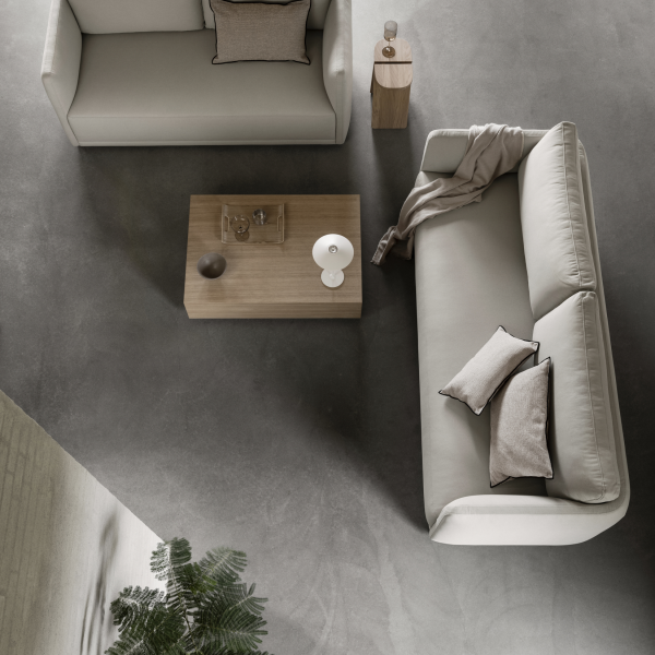 Moderner Wohnraum mit minimalistischen Sofas, einem Holzkaffee Tisch und stilvoller Dekoration.