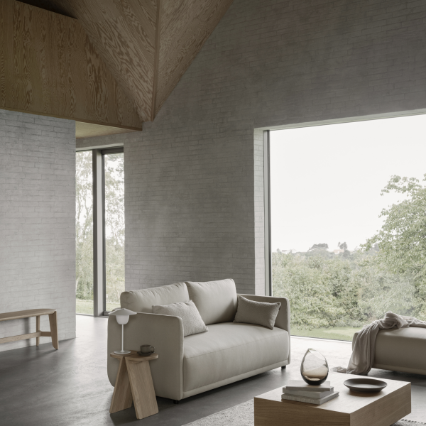 Moderner Wohnraum mit minimalistischem Design, natürlichem Licht und ruhigen Ausblicken nach draußen.